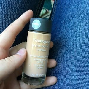 Neutrogena Shine Control Foundation